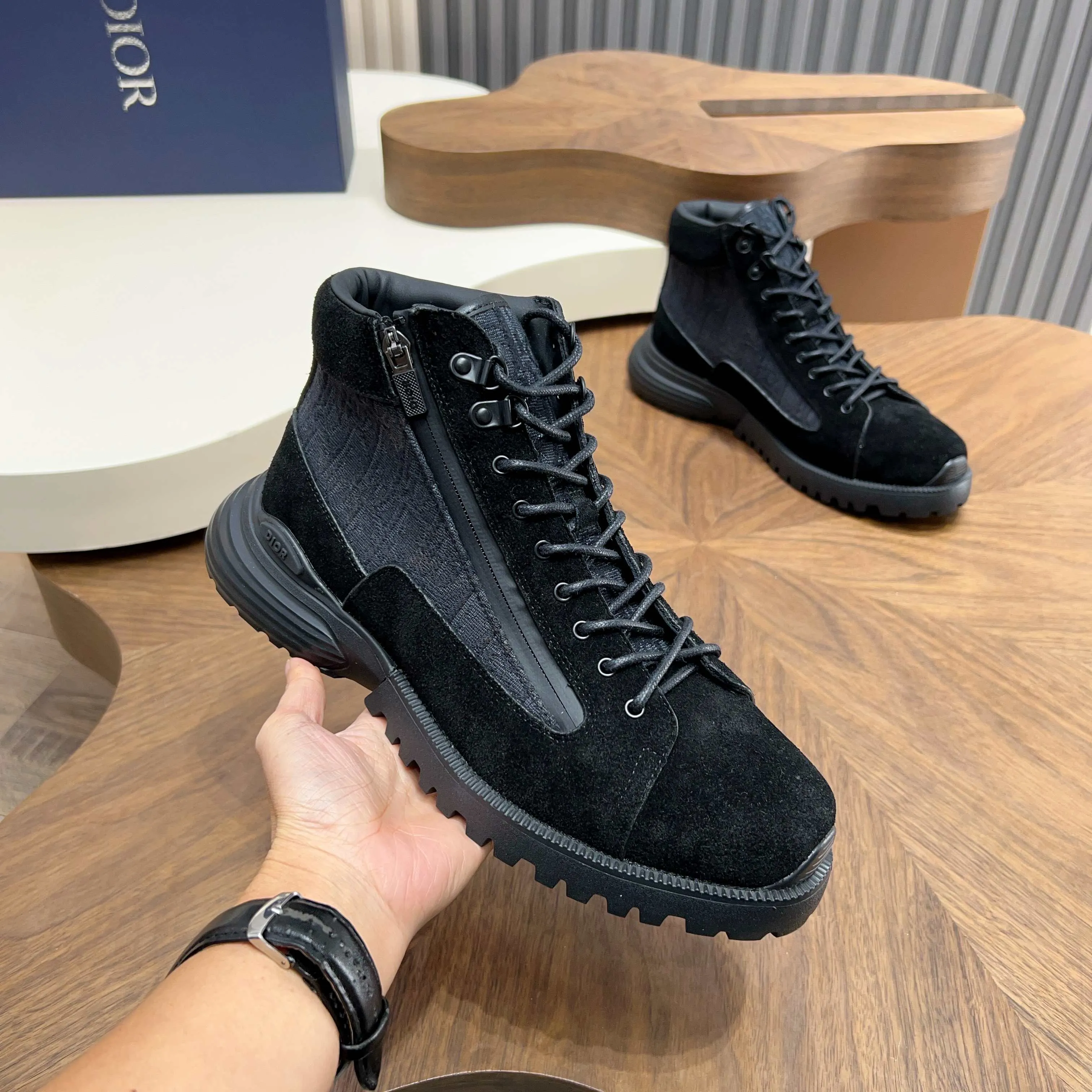 💰860 Dio* - Dior's autumn and winter luxury men's mid-top short boots, purely handmade, both inside and outside are imported first-layer cowhide, high-end quality and exquisite craftsmanship. Original TPU combination outsole. Wear a noble gentleman's taste. The best last type has been carefully debugged. 100% comfort. Size: 38-44 (38-45 can be customized)